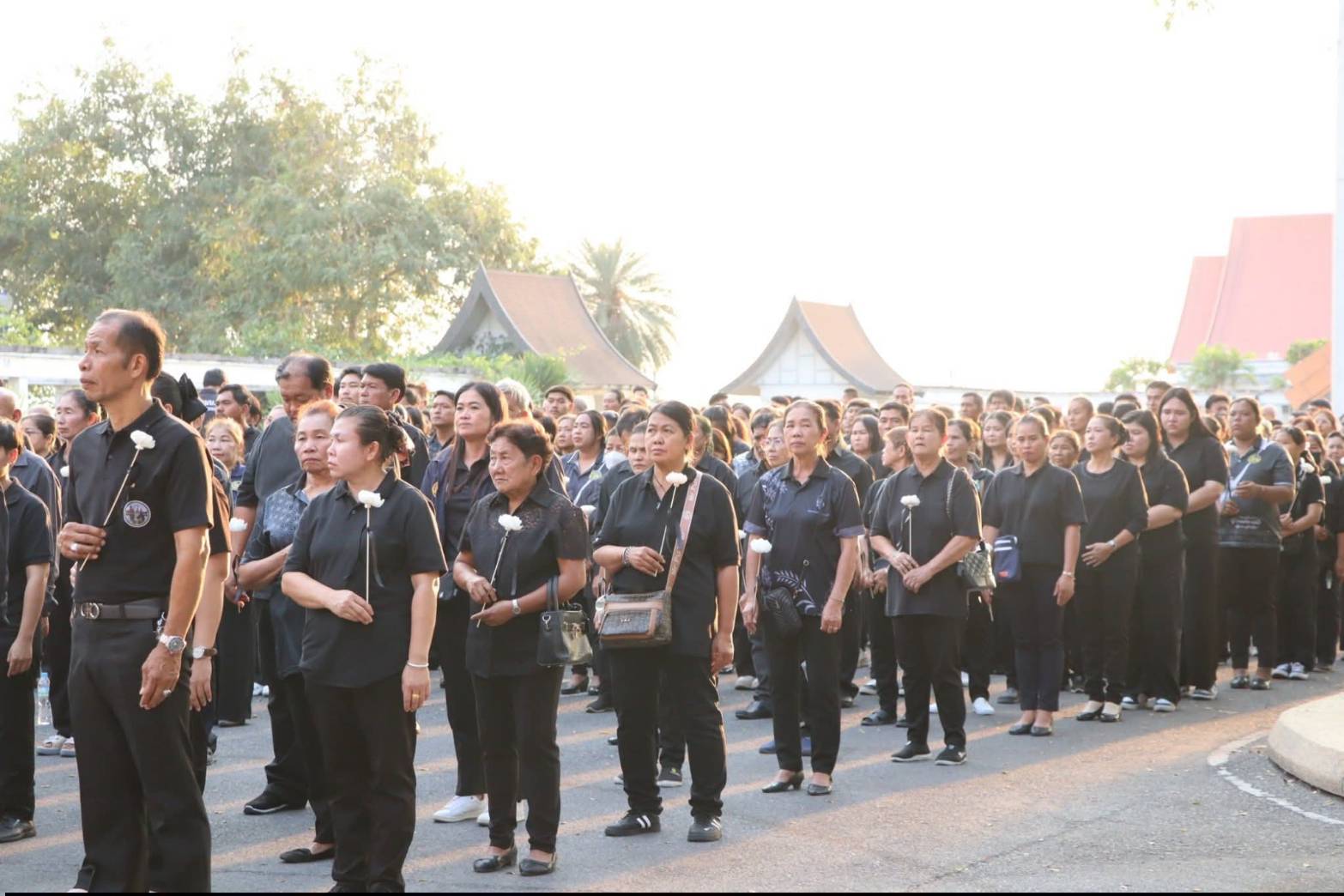 title - ผู้อำนวยการศูนย์ส่งเสริมและพัฒนาอาชีพเสริมนอกภาคการเกษตร ร่วมกิจกรรมแสดงความอาลัยและแสดงความจงรักภักดีสมเด็จพระนางเจ้าสิริกิต์ พระบรมราชินีนาถ พระบรมราชชนนีพันปีหลวง โครงการหนึ่งความดี ล้านความรัก ภูมิใจพรรคพระพันปีหลวง ณ ศาลาพระมิ่งขวัญ ศูนย์ส่งเสริมและพัฒนาอาชีพเสริมนอกภาคการเกษตร (ศูนย์ศิลปาชีพบางไทรฯ (เดิม))